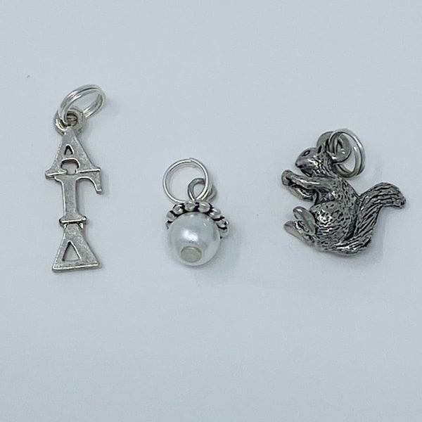 Ensemble de breloques en argent Alpha Gamma Delta AGD sororité - mascotte écureuil, lavalière et pendentif perle