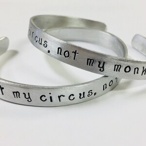 Inte min cirkus, inte mina apor - polskt ordspråk, handstämplat citat silverarmband, icke-mattningsbart aluminiummanschettarmband