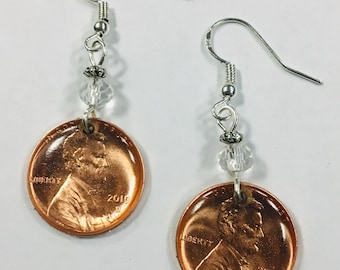 Örhängen i koppar med lyckopenny, förseglade med klar harts - amerikanska myntsmycken, på örhängen i sterlingsilver