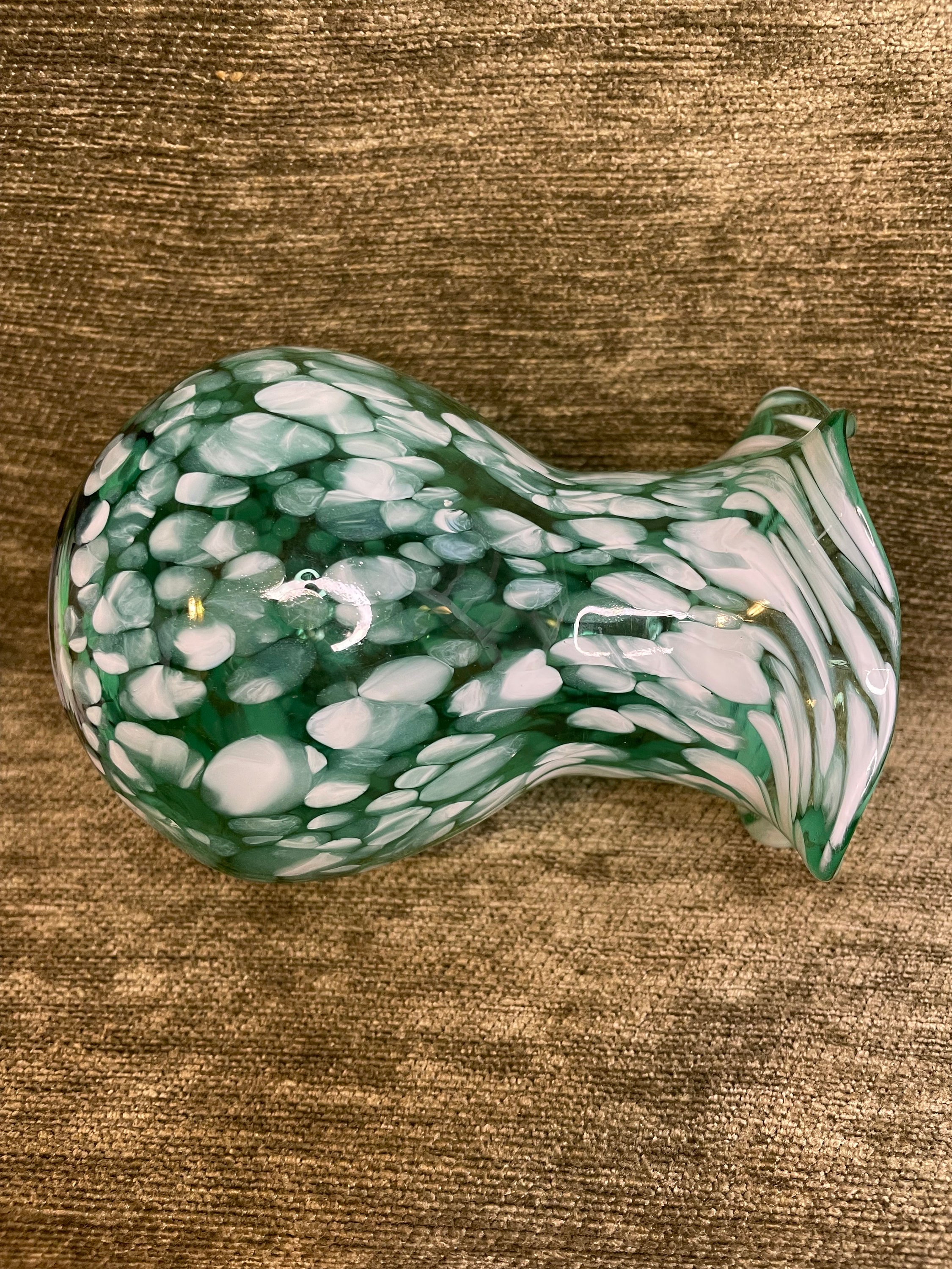 手吹きグリーンスプラッターガラス花瓶：フリル縁、高さ6.5インチ