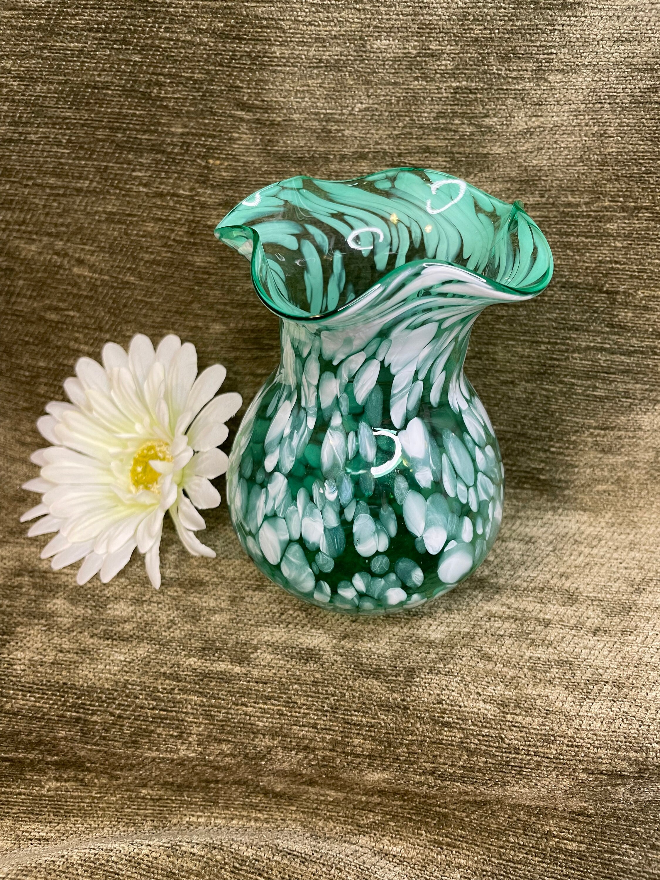 手吹きグリーンスプラッターガラス花瓶：フリル縁、高さ6.5インチ