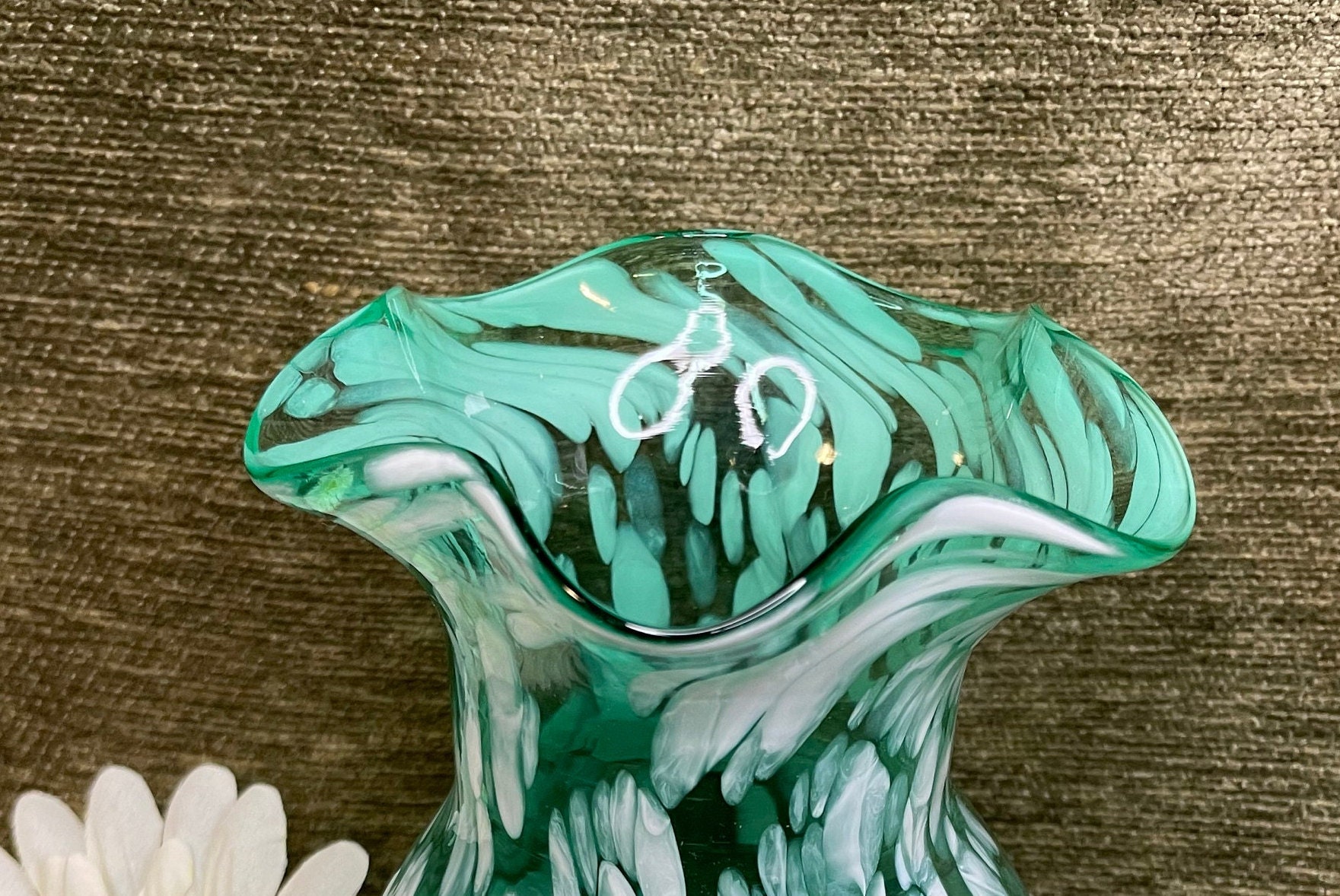 手吹きグリーンスプラッターガラス花瓶：フリル縁、高さ6.5インチ