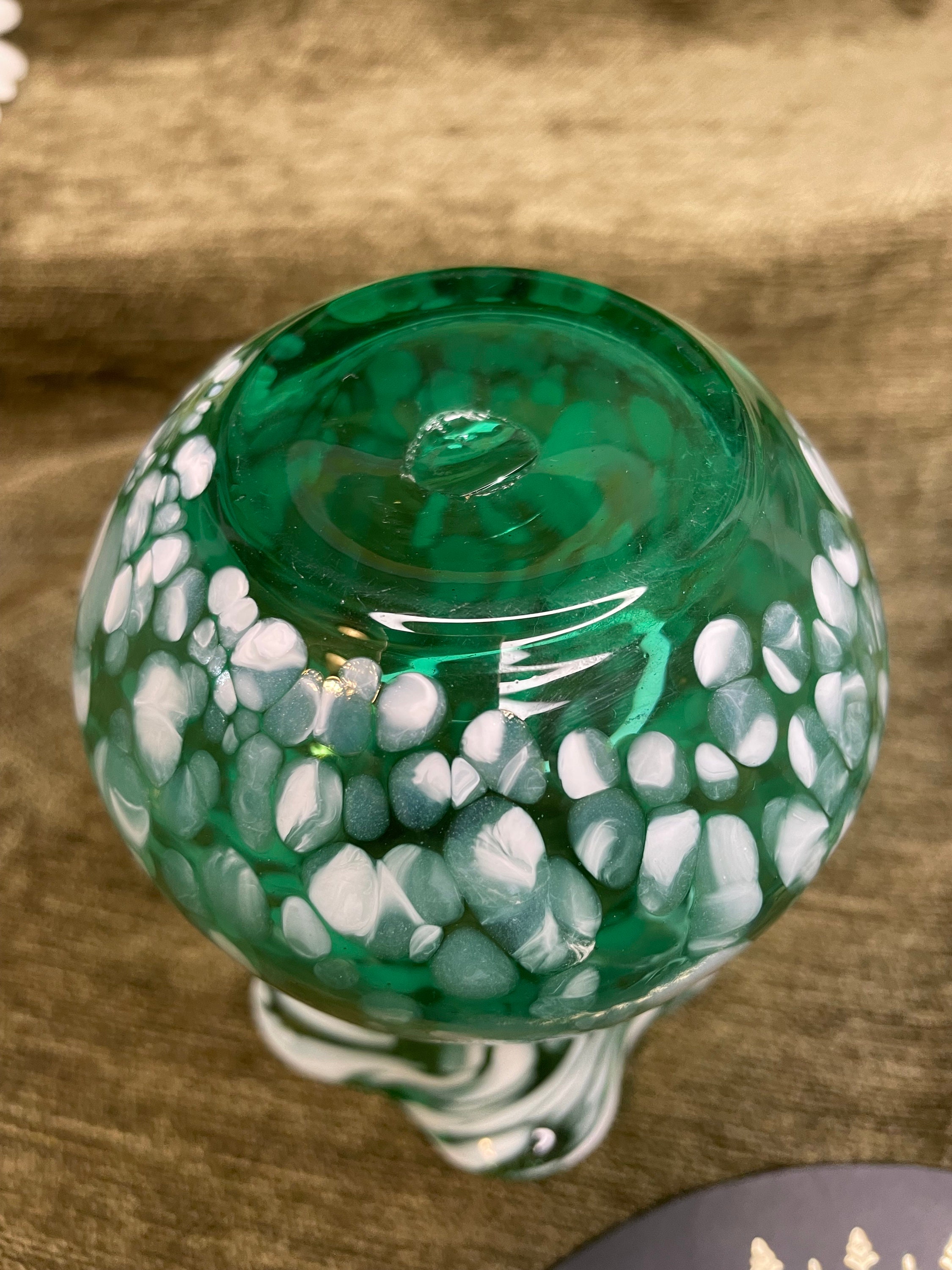 手吹きグリーンスプラッターガラス花瓶：フリル縁、高さ6.5インチ