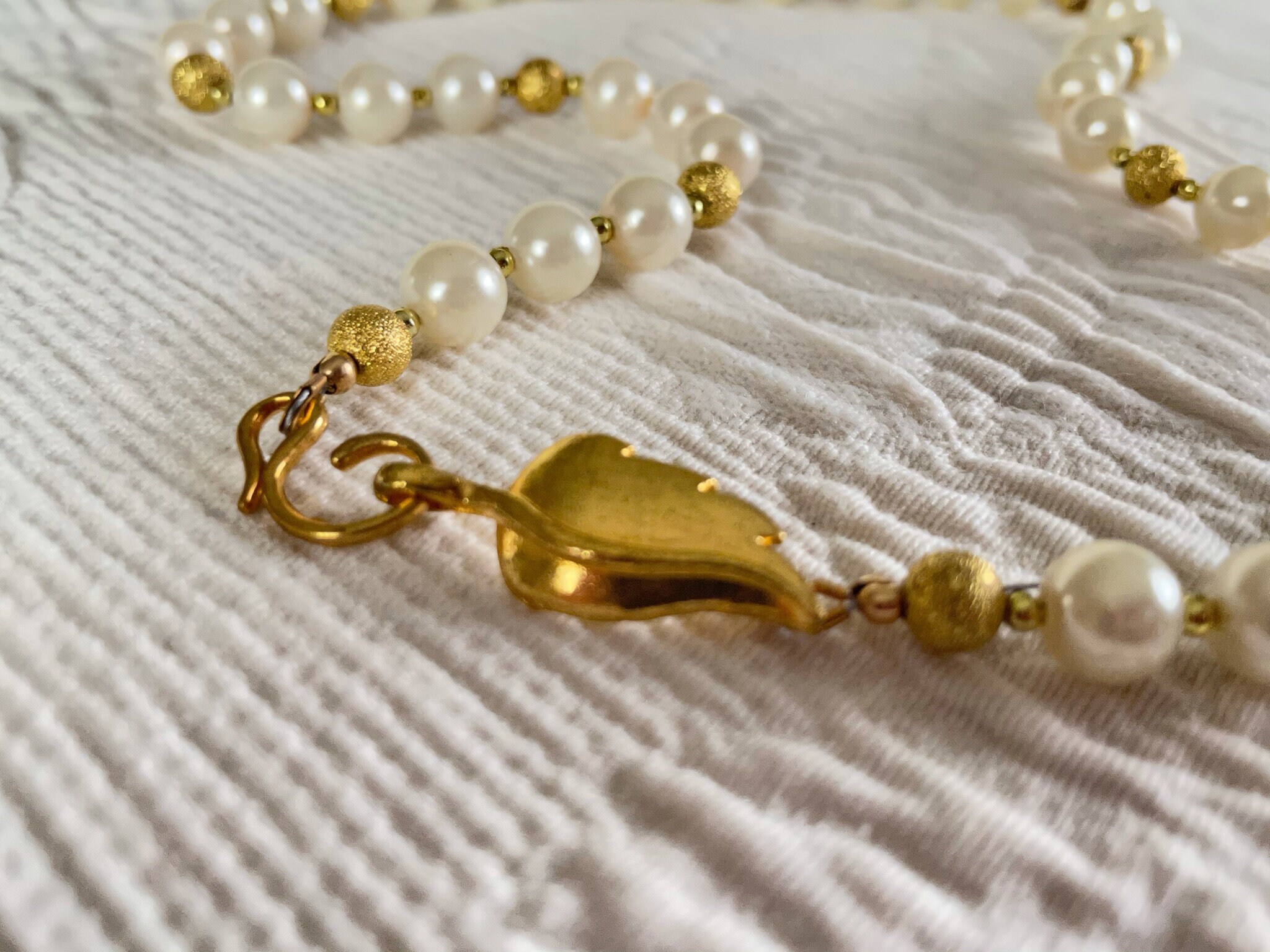 White Faux Pearl and Textured Gold Tone Bead Necklace With Etsy Canada