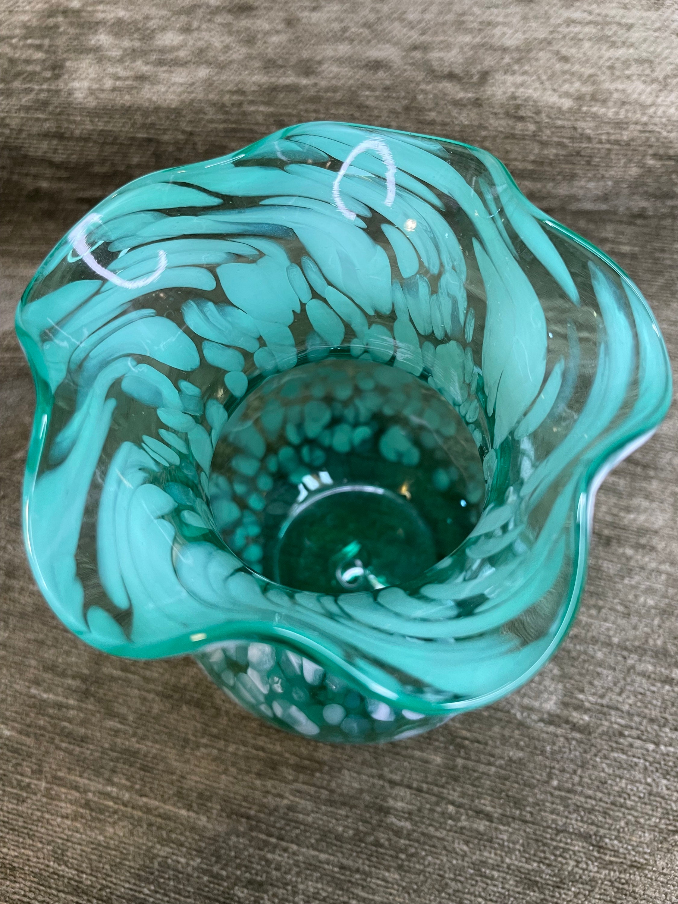 手吹きグリーンスプラッターガラス花瓶：フリル縁、高さ6.5インチ