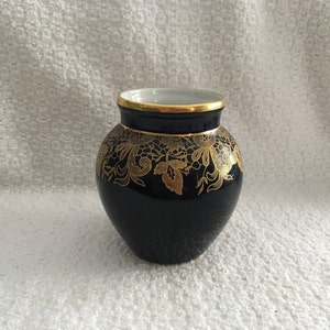 Hutschenreuther Hohenberg Bavaria Cobalt Blue Vase, Gold Encrusted Filigree Floral, Gold Rim, Pattern 01116, Germany, Cobalt Blue Gold, 3.5&quot;