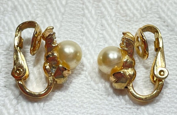 Crown Trifari Gold Tone with Faux White Pearl And… - image 6