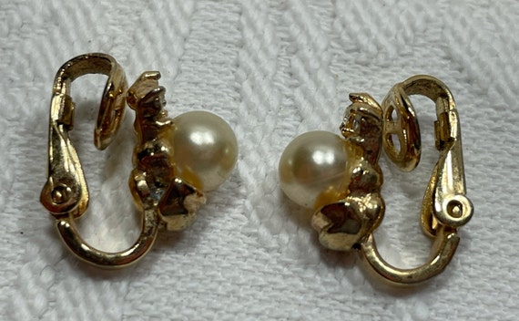 Crown Trifari Gold Tone with Faux White Pearl And… - image 3