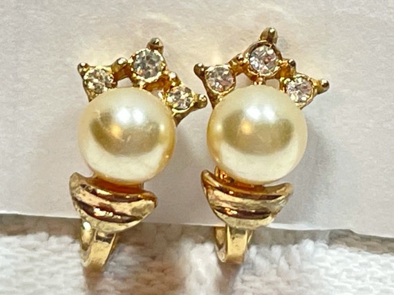 Crown Trifari Gold Tone with Faux White Pearl And… - image 5
