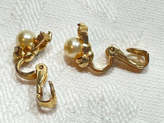 Crown Trifari Gold Tone with Faux White Pearl And… - image 7