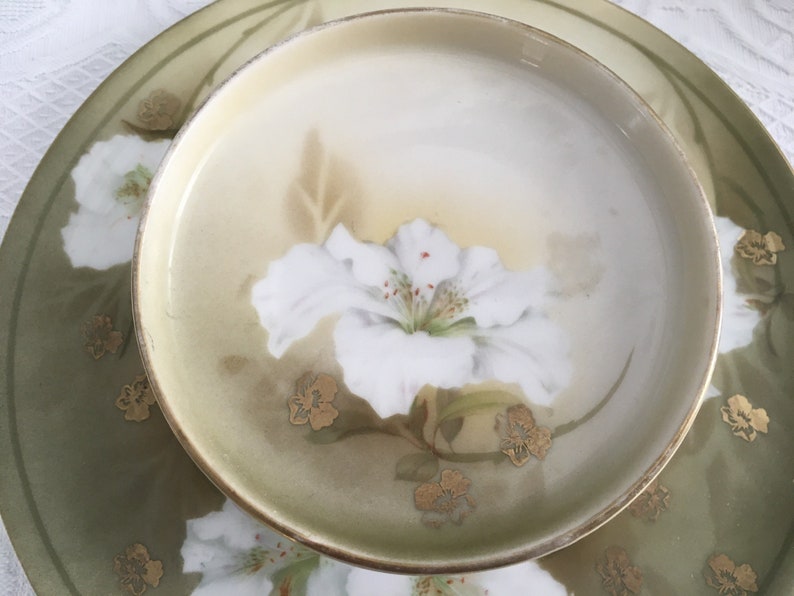 R S Germany Round 2 Tier Appetizer Canap\u00e9 Snack Dessert Plate Decorated with White Lilies on Green /& Cream Background 8.5\u201d D Gold Trim