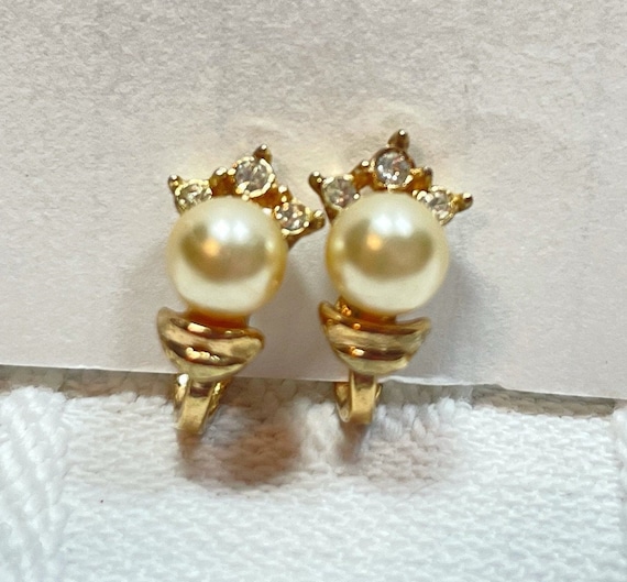 Crown Trifari Gold Tone with Faux White Pearl And… - image 10