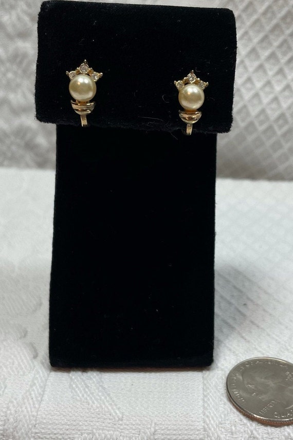 Crown Trifari Gold Tone with Faux White Pearl And… - image 4