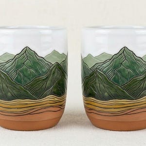 Handgeschilderde mokken van aardewerk met berglandschap, set van 2 koffiekopjes van aardewerk