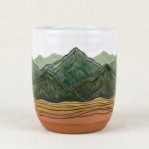 Handgeschilderde mokken van aardewerk met berglandschap, set van 2 koffiekopjes van aardewerk