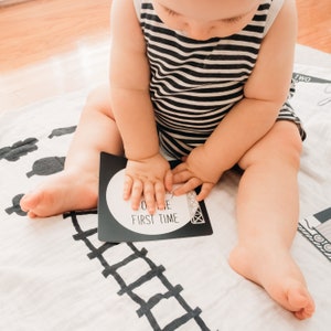 Bio Swaddle Babydecke, Meilenstein Geschenk Unisex, Zug Baby Boy Geschenk, Neugeborene Fotografie, Baby Andenken Memory Cards, monatliche Meilenstein
