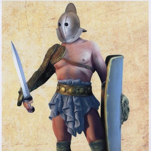 Puede incluir: Ilustración de un gladiador, el Secutor, con armadura completa. El gladiador lleva un casco, un protector de brazo y grebas. Sostiene una espada y un escudo. El atuendo del gladiador está detallado con detalles dorados y azules. La palabra "SECUTOR" está escrita en la parte inferior.