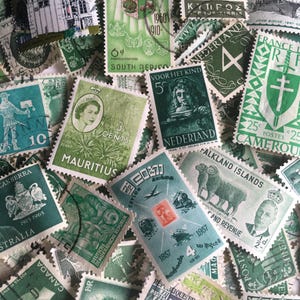 Può includere: Una collezione di francobolli vintage da tutto il mondo. I francobolli sono per lo più verdi e presentano vari disegni, tra cui animali, bandiere ed edifici. Alcuni dei francobolli hanno testo, come "Sudafrica", "Mauritius" e "Isole Falkland".