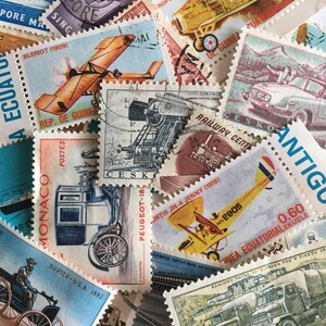 Può includere: Una collezione di francobolli vintage con vari temi di trasporto, tra cui aerei, treni, auto e una carrozza trainata da cavalli. I francobolli provengono da diversi paesi e presentano disegni e illustrazioni colorati.