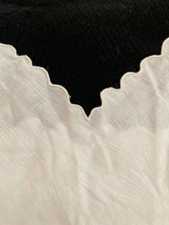 Vintage 90's  Barbizon White COTTON scalloped v-n… - image 1