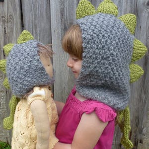 Patrón de tejido (EE. UU.) para capucha y patas de dinosaurio. Tallas para bebés, niños y adultos. Se teje rápidamente, hilo grueso. Tutorial con imágenes. DESCARGA INMEDIATA