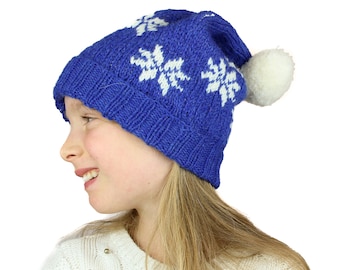 Patrón de tejido - Sombrero Winter Wonderland - Sombrero con pompón de copo de nieve coloreado Fair Isle. Tallas niño, niño, adulto. Descarga instantánea de PDF.