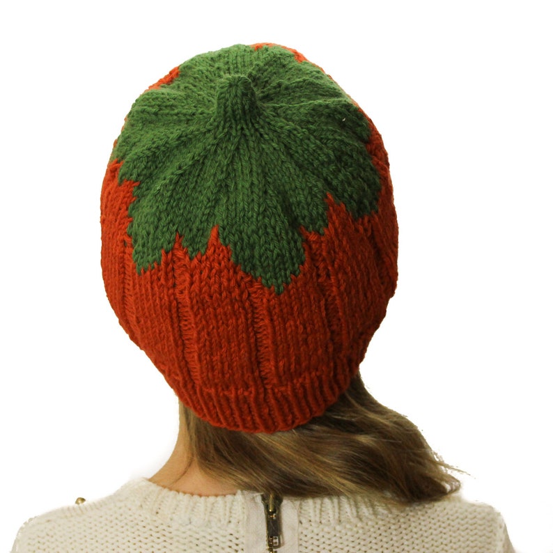 Puede incluir: Un gorro de punto con la parte superior verde y la inferior naranja. El gorro est&aacute; hecho de un hilo suave y c&aacute;lido, perfecto para mantener la cabeza caliente en invierno.