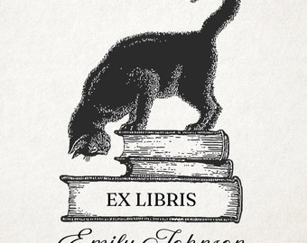 Op de afbeelding: Zwart-witte illustratie van een kat die op een stapel boeken staat. De boeken hebben de tekst "Ex Libris" en "Emily Johnson" erop.