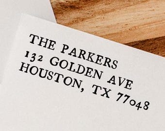 Può includere: Una busta bianca con un'etichetta di indirizzo di ritorno nera che recita "THE PARKERS 132 GOLDEN AVE HOUSTON, TX 77048"