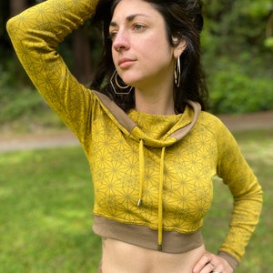 Crop The Pixie - Sweat à capuche court ajusté à capuche en coton bio / Vêtements de danse et de yoga pour femmes / Vêtements du festival de la géométrie sacrée