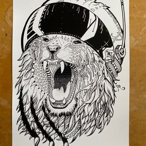 Op de afbeelding: Zwart-witte illustratie van een brullende beer die een futuristische helm draagt met de tekst "GEO MOD. 2021" aan de zijkant. De vacht van de beer is gedetailleerd met ingewikkelde patronen en de helm heeft een gebarsten vizier.