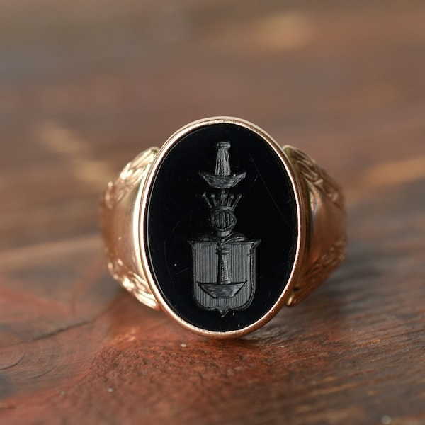 1930s 14K Vintage Carved Onyx Family Crest Intaglio Ring in Yellow Gold