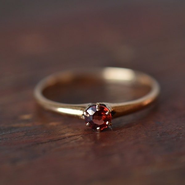 1930s 14K Vintage Petite Garnet Solitaire Ring in Yellow Gold