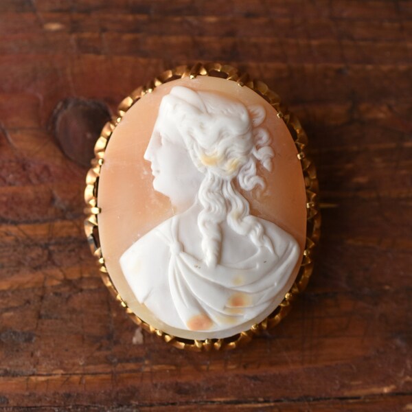 1940s 14K Vintage Carved Shell Cameo Set in Scalloped Frame Brooch in Yellow Gold