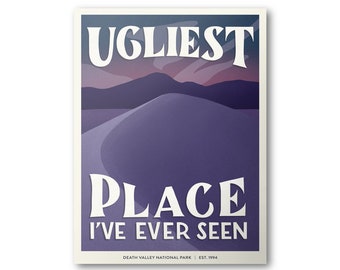 Puede incluir: Un póster rectangular con una ilustración de paisaje desértico. El póster presenta una combinación de colores púrpura y azul con las palabras "UGLIEST PLACE I'VE EVER SEEN" en letras blancas grandes. La parte inferior del póster dice "DEATH VALLEY NATIONAL PARK | EST. 1994".