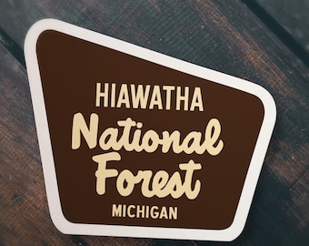 Calcomanía Adhesiva Hiawatha National Forest - 3.75" X 2.5", Vinilo Multicolor, Michigan, Nueva