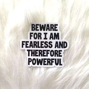 Può includere: Sticker bianco e nero con il testo "BEWARE FOR I AM FEARLESS AND THEREFORE POWERFUL".