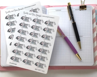 Può includere: Un foglio di carta adesiva bianca con 25 adesivi di serata di gioco in bianco e nero. Gli adesivi mostrano un tabellone di gioco con dadi e carte. Il testo "Game Night" è scritto su ogni adesivo. Il foglio di adesivi è etichettato "Sparkle and Shine Designs hand drawn stickers" e "BRTSPT-001".