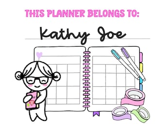 Pode incluir: Uma ilustração em preto e branco de uma pessoa de óculos segurando um planejador rosa com o texto "This Planner Belongs To: Kathy Joe". O planejador tem uma encadernação em espiral rosa e está aberto em uma página de grade em branco. Há também canetas coloridas e fita washi na página.