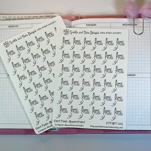 Puede incluir: Dos hojas de papel adhesivo blanco con un patrón repetitivo de ilustraciones en blanco y negro de un émbolo de inodoro con el texto "Port Flush" impreso en cada pegatina. Las hojas de pegatinas están etiquetadas como "Sparkle and Shine Designs hand drawn stickers" y "Port Flush Appointment" con el nombre de usuario de Instagram y el nombre de la tienda Etsy.