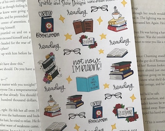 Może przedstawiać: Arkusz kolorowych naklejek z motywem robaka książkowego. Naklejki przedstawiają ilustracje książek, okularów, filiżanek do kawy i gwiazd. Tekst na naklejkach zawiera "Certified Bookworm", "Reading", "Not Now... I'm Reading!" i "Go Daily, I'm Reading".