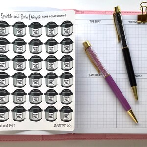 以下が含まれることがあります： 黒と白のインスタントポットのステッカー36枚のシート。ステッカーは丸型で、インスタントポットのシンプルなイラストが描かれています。シートには「インスタントポット」と「INSTPT-001」のラベルが貼られています。