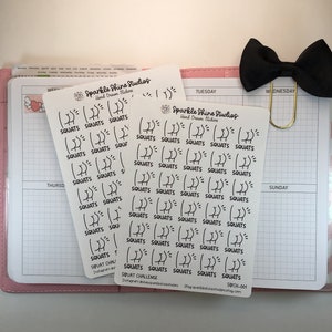 Pode incluir: Duas folhas de papel adesivo branco com ilustrações pretas de agachamentos desenhadas à mão. Os adesivos são etiquetados como "SQUAT CHALLENGE" e "Sparkle Shine Studios".