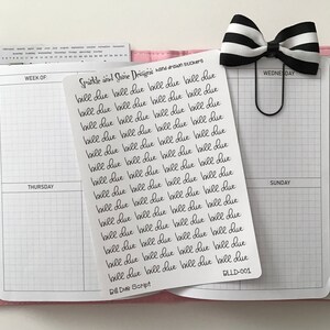 Op de afbeelding: Een vel wit papier met zwarte handgeschreven tekst die "bill due" herhaalt, vele malen. Het papier ligt op een roze en witte planner met een zwart-witte strik erboven. De tekst "Sparkle and Shine Designs" en "Bill Due Script" is ook zichtbaar.