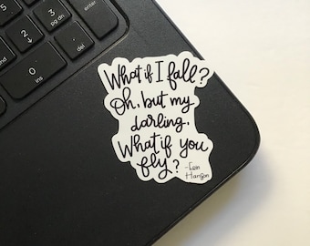 Op de afbeelding: Een witte sticker met zwarte tekst die "What if I fall? Oh, but my darling. What if you fly? - Iain Hanson" zegt.