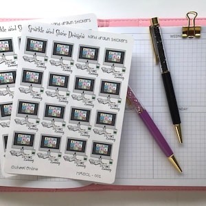 Può includere: Un foglio di adesivi con illustrazioni di uno schermo di computer che mostra più caselle video, con il testo "Distance Learning" sotto ogni immagine. Gli adesivi sono etichettati "School Online" e "HMSCL - 001".