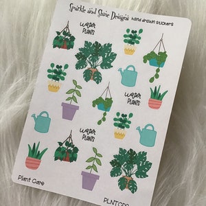 K&ouml;nnte beinhalten: Eine Blatt mit Aufklebern mit Illustrationen verschiedener Zimmerpflanzen, Gie&szlig;kannen und dem Text "water plants". Die Aufkleber sind auf wei&szlig;em Hintergrund und haben einen hellblauen Rand. Der Text "Plant Care" und "PLNTCRO-001" sind ebenfalls auf dem Blatt enthalten.