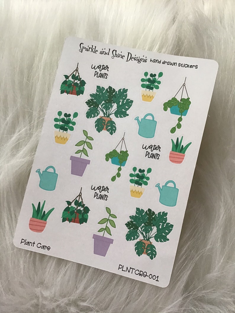 K&ouml;nnte beinhalten: Eine Blatt mit Aufklebern mit Illustrationen verschiedener Zimmerpflanzen, Gie&szlig;kannen und dem Text "water plants". Die Aufkleber sind auf wei&szlig;em Hintergrund und haben einen hellblauen Rand. Der Text "Plant Care" und "PLNTCRO-001" sind ebenfalls auf dem Blatt enthalten.