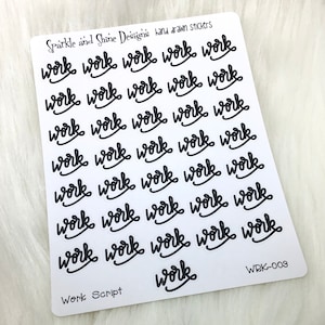 Op de afbeelding: Een vel wit stickerpapier met 25 zwarte en witte "werk" stickers. De stickers zijn handgetekend in een schrijfletter. Het vel bevat ook de tekst "Sparkle and Shine Designs handgetekende stickers" en "Work Script" onderaan.
