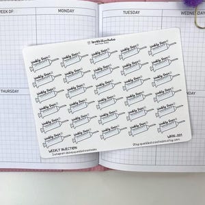Puede incluir: Una hoja de pegatinas blancas con ilustraciones de jeringas negras y el texto "Weekly Dose". Estas pegatinas están diseñadas para su uso en un planificador o diario. La hoja también incluye el texto "WEEKLY INJECTION" y el nombre de la tienda Etsy.